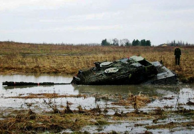 Leopard 2A5 của Đức sa lầy trên cánh đồng ngập nước