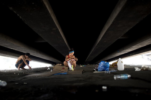 Một gia đình vô gia cư sống dưới gầm cầu vượt ở Manila, Philippines.