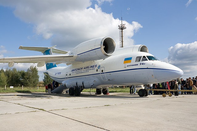 An-74 có kíp lái 5 người, chở được 52 hành khách. Vận tốc cực đại: 700 km/h, Vận tốc hành trình: 550 - 600 km/h, Tầm bay: 4.325 km.