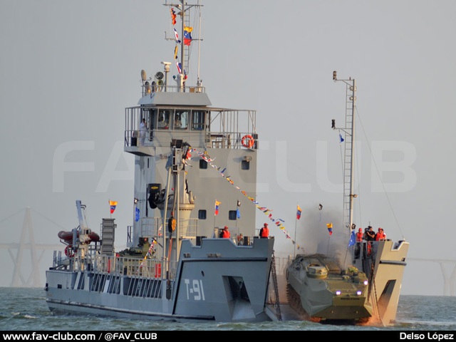 Tàu Damen Roro 5612 của Hải quân Venezuela đổ bộ xe thiết giáp.