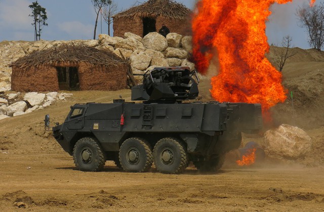 Hãng Renault giới thiệu mẫu xe bọc thép chở quân VAB Mk III. Lớp giáp của xe đạt chuẩn NATO cấp độ 4, có khả năng chống mảnh văng và thiết bị nổ tự tạo (IED). Đặc biên phiên bản Mk III này được trang bị tháp pháo TRT-25 của BAE Systems với hình dáng như một vũ khí viễn tưởng.