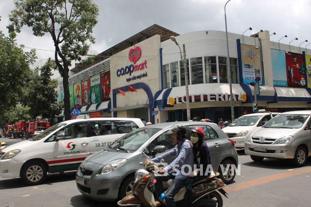 Lực lượng phong tỏ hiện trường khiến tình trạng kẹt xe ở giao lộ Nguyễn Đình Chiểu - Nam Kỳ Khởi Nghĩa