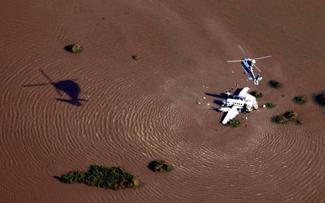Máy bay trực thăng tham gia cứu hộ một máy bay rơi xuống sông Plate, Argentine, khiến ít nhất 5 người thiệt mạng.