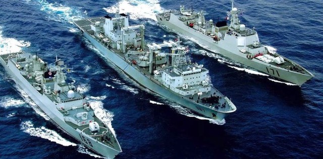 Tàu Weishanhu đang tiếp liệu cho 2 tàu khu trục của Hạm đội Nam Hải.