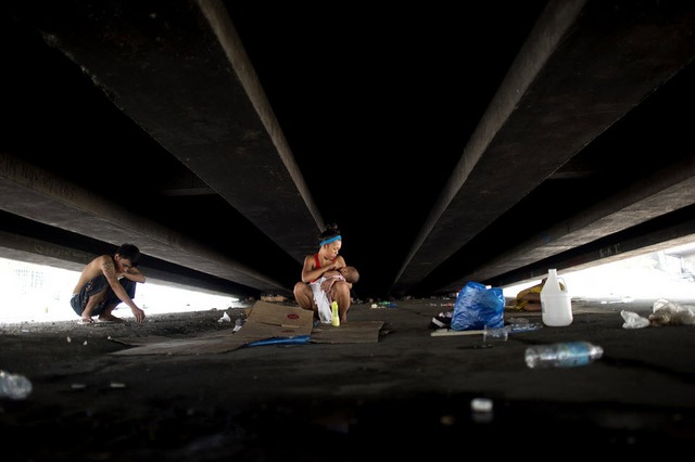 Một gia đình vô gia cư trú tạm dưới một cây cầu vượt ở Manila, Philippines.