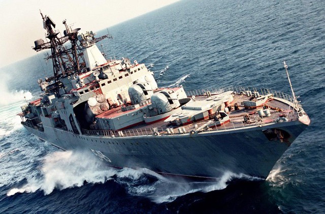 Nguyên soái Shaposhnikov được khởi đóng tháng 5/1983, chính thức vào biên chế Hạm đội Thái Bình Dương tháng 12/1985. Tàu có chiều dài 163m; rộng 19,3m; mớn nước 6,2m; lượng giãn nước đầy tải 7.900 tấn