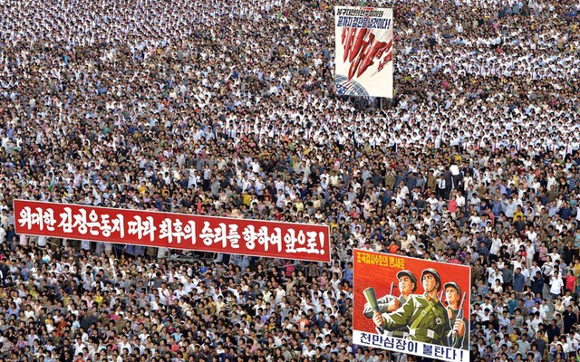 Người dân Triều Tiên tham gia một cuộc mít tinh chống “Đế quốc Mỹ” trên quảng trường Kim Il sung, Bình Nhưỡng.