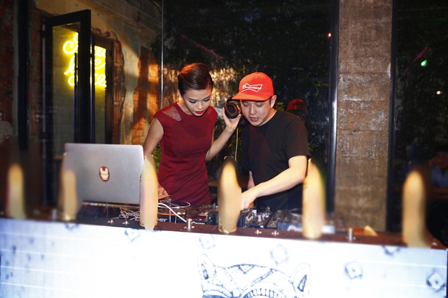 Trong sự kiện, cả hai không những trò chuyện vui vẻ với nhau, mà DJ Stanley Chai còn nhiệt tình hướng dẫn Mâu Thủy cách làm DJ. Cô hào hứng cho biết, đây là lần đầu tiên cô được trải nghiệm mix nhạc trên bàn DJ và được một DJ ngoại quốc hướng dẫn nhiệt tình đến vậy.
