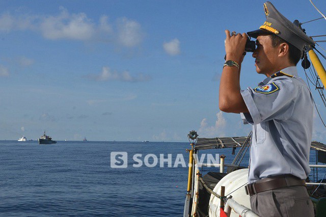 Kiểm ngư viên tàu KN786 quan sát mục tiêu tại khu vực giàn khoan Hải Dương 981