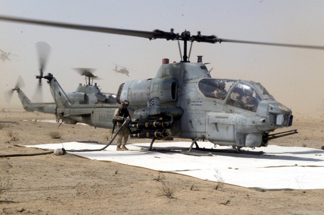 AH-1W đang tiếp nhiên liệu dã chiến với tên lửa và rocket bên cánh