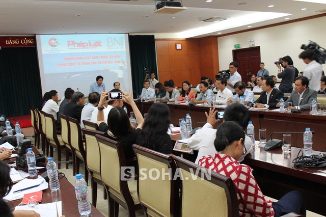 Buổi tọa đàm sáng nay thu hút đông đảo doanh nhân Việt Nam và phóng viên báo đài.