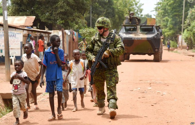 Binh sĩ thuộc lực lượng quân đội của Liên minh châu Âu đi tuần tra trên đường phố ở Bangui, Trung Phi.