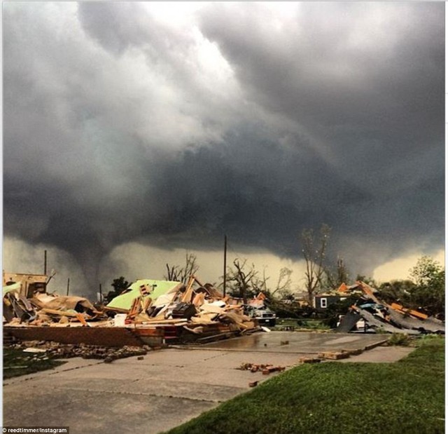 San lấp: Pilger, Nebraska đã được ảnh hưởng nặng nề, như được thấy bởi hình ảnh này của một nhà san bằng.  Chasers bão dừng lại chụp ảnh sau khi chụp bức ảnh này để giúp các nỗ lực cứu hộ