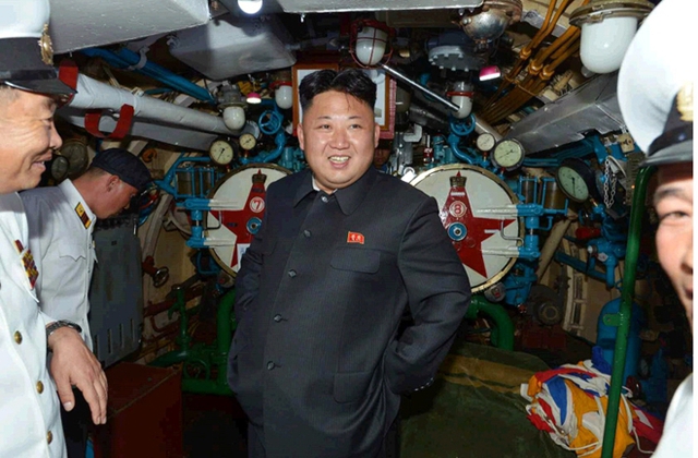Nhà lãnh đạo Kim Jong-un còn tiến hành kiểm tra các hình thức huấn luyện trong nhà, trong đó có tập phóng ngư lôi, tại phòng huấn luyện toàn diện dưới nước. Đơn vị hải quân 167 được cho là thuộc Đơn vị Hỗn hợp 597, do hạm đội Đông Hải, có trụ sở ở tỉnh Nam Hamgyong, chỉ huy (Trong ảnh: Nhà lãnh đạo Kim Jong-un bên trong khoang phóng ngư lôi tàu ngầm 748)