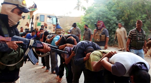 Các chiến binh Sunni thuộc Tổ chức Nhà nước Hồi giáo ở Iraq và Vùng Levant (ISIS) dẫn những người đàn ông bị bắt giữ tới địa điểm xử tử tập thể ở Iraq.