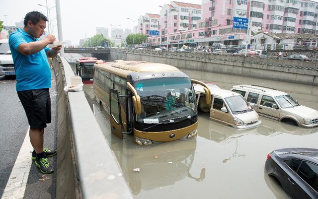 Đường phố Trung Quốc thành sông sau mưa lớn