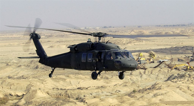 UH-60 có đặc điểm ở cánh quạt chính và cánh quạt đuôi bốn lá và sử dụng hai động cơ turbin trục GE T700. 