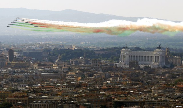 Phi đội Frecce Tricolori của Không quân Italia trình diễn trên không tại lễ duyệt binh mừng Ngày quốc khánh ở thủ đô Rome.