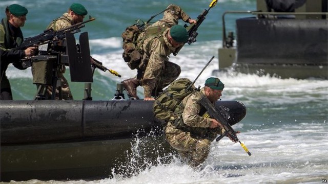 Thủy quân lục chiến Hoàng gia Anh và Hải quân Hoàng gia Anh thực hiện một cuộc đổ bộ tái hiện trận đổ bộ lên bãi biển Normandy tại Southsea. (Nguồn: AP)