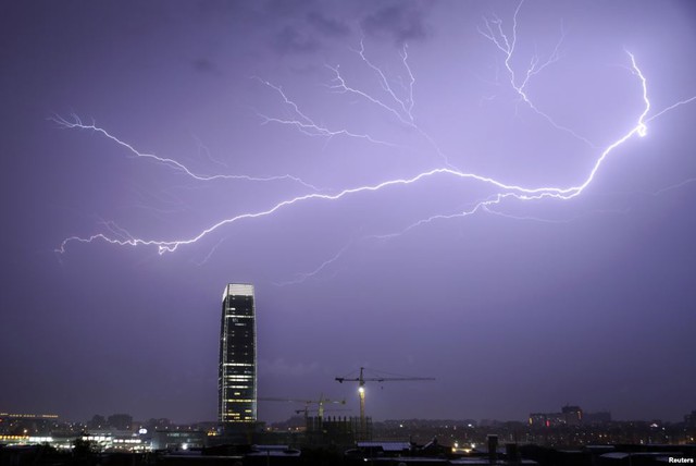 Chớp sáng lóa trên bầu trời trong một trận mưa giông ở thành phố Quảng Châu, tỉnh Quảng Đông, Trung Quốc.