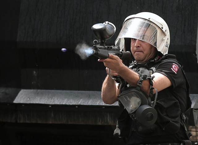 Cảnh sát bắn đạn hơi cay để giải tán người biểu tình ở Istanbul, Thổ Nhĩ Kỳ.