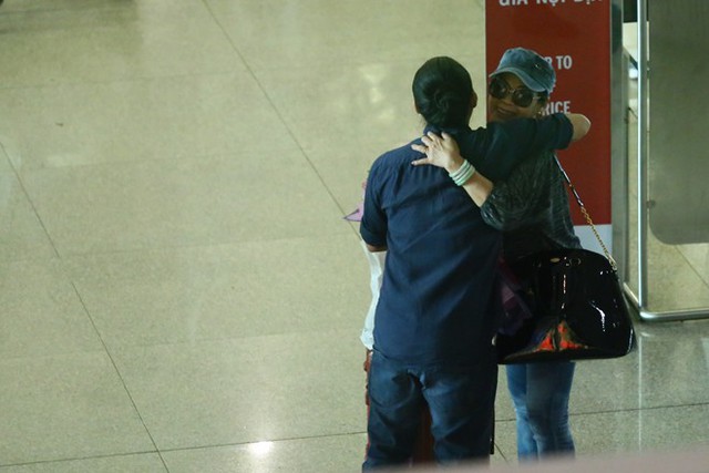 Vợ chồng Khánh Ly gây chú ý ở sân bay Tân Sơn Nhất