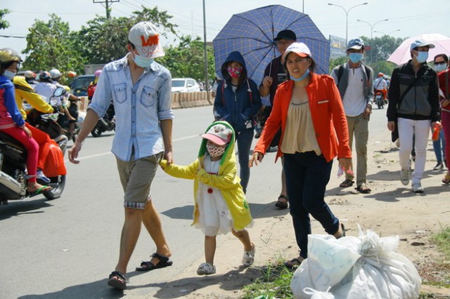 Khách đến Đại Nam phải gửi xe cách đó gần 2km để đi bộ vào - Ảnh: Xuân An