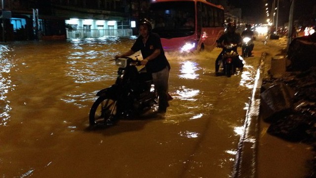 Người dân khu vực này cho biết trước đó mưa lớn kéo dài đã gây ngập, sau đó nước từ các khu vực trung tâm TP Biên Hòa đổ ra càng làm cho nhà dân và quốc lộ 51 chìm trong nước, kéo dài khoảng 500m. 