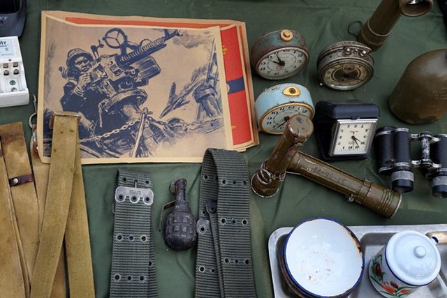 Vỏ lựu đạn các loại, dây lưng quân đội được bày cùng những tranh vẽ về cuộc chiến chống Mỹ.