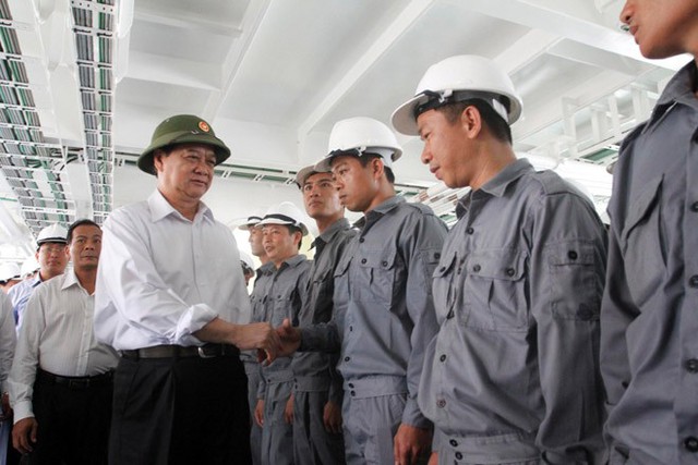 Sáng ngày 4.4, tại Cty đóng tàu Hạ Long (Tổng Cty CN tàu thủy), Thủ tướng Chính phủ Nguyễn Tấn Dũng và đoàn công tác đã có chuyến thị sát tàu KN- 781. Trong ảnh: Các thủy thủ kiểm ngư đón chào Thủ tướng tham quan tàu.