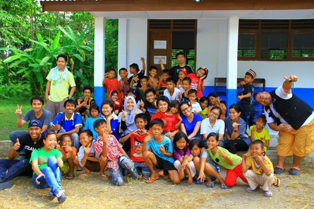 Thùy Dương cùng các bạn tình nguyện viên Châu Á chụp hình lưu niệm với trẻ em Indonesia. 