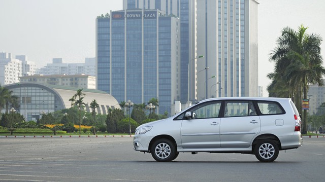 Toyota-Innova-2014-(2).jpg