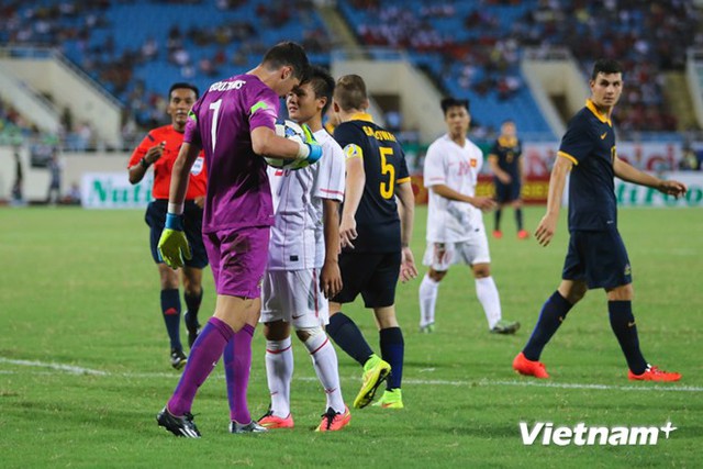 Quang Hải phản ứng với thủ môn Australia sau một tình huống vào bóng nặng chân của thủ thành này
