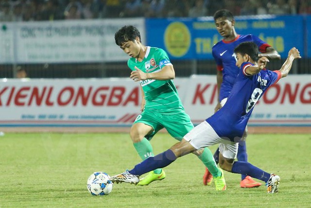  Công Phượng đi bóng trong vòng vây của hậu vệ U21 Malaysia ở giải U21 quốc tế. (Ảnh: Minh Chiến/Vietnam+)