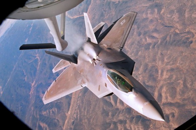 Một chiếc máy bay chiến đấu tàng hình F-22 Raptor của không quân Mỹ tiếp nhiên liệu trên bầu trời - Ảnh: Global Security