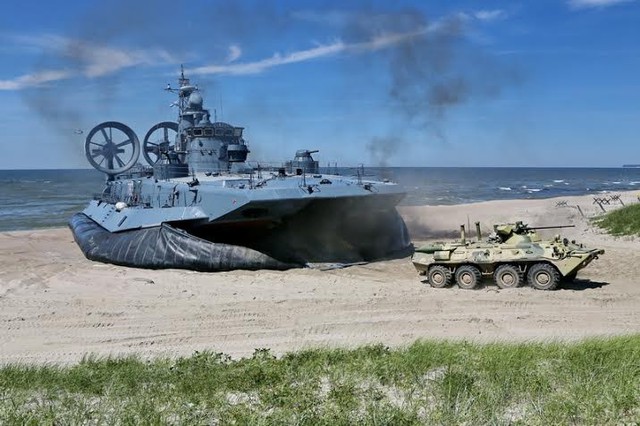 Lính thủy đánh bộ Nga cùng các phương tiện chiến đấu thực hiện đổ bộ nhờ các tàu đổ bộ đệm khí,...