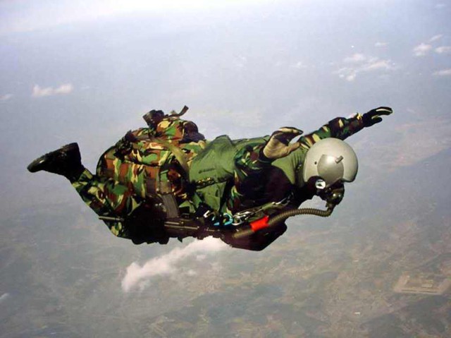 Lính nhảy dù ở độ cao 10 km cũng được trang bị quần áo cao không và bình dưỡng khí