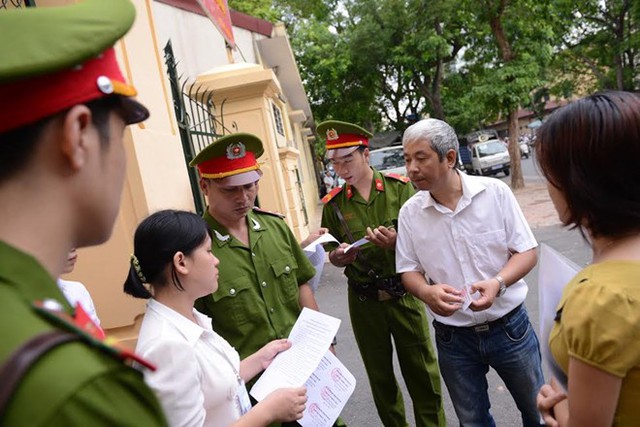 Đặc biệt, trong sáng ngày 20/5, một người có khuôn mặt và mái tóc rất giống bầu Kiên cầm trên tay chiếc thẻ dự tòa của đợt 1 (từ 16-29/4), đã hết hạn xuất hiện đã nhận được sự quan tâm của không ít người. Ông này cho biết, tên Nguyễn Đức Cương, em trai của bầu Kiên.