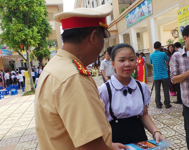 Đại tá Đào Vịnh Thắng đang dặn dò các em học sinh