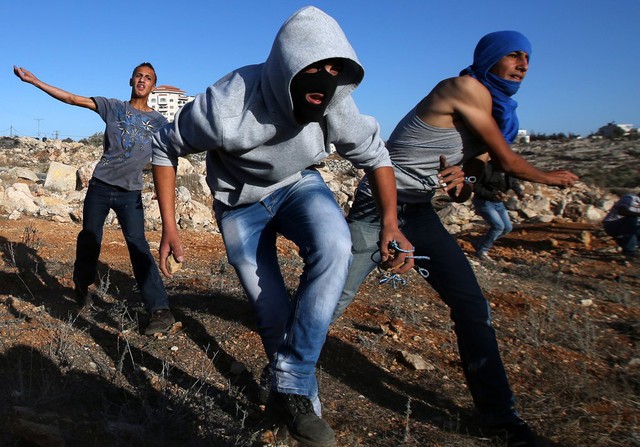 Người biểu tình Palestine ném đá vào lực lượng an ninh Israel. Trước đó những người biểu tình đã phản đối các khu định cư mở rộng của Israel tại Bờ Tây sông Jordan.