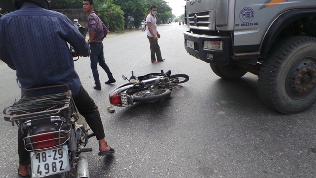 Tuy nhiên, tài xế đã không giữ nguyên hiện trường mà nhanh chóng lên buồng lái, đánh xe lùi vào ngõ.