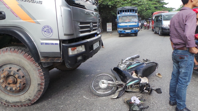 Hậu quả làm người phụ nữ này ngã ra đường được đưa đi cấp cứu ngay sau đó, chiếc xe máy vẫn nằm bẹp nát trong gầm xe tải. Tuy nhiên, tài xế đã không giữ nguyên hiện trường mà nhanh chóng lên buồng lái, đánh xe lùi vào ngõ.