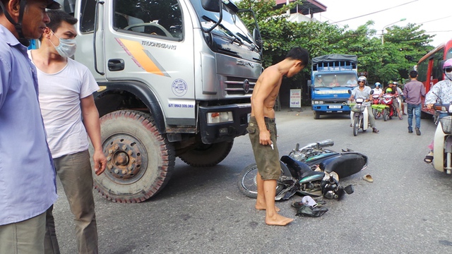 Theo người dân khu vực, vào khoảng thời gian trên, chiếc xe tải mang BKS 12C: 004.71, từ trong ngõ đi ra, cùng lúc này một người phụ nữ điều khiển chiếc xe máy mang BKS: 35Fx- 6359 đi tới, bị chiếc xe tải tông trực diện.