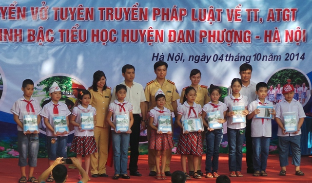 5000 quyển vở có in hình pháp luật ở bìa đã được Phòng CSGT Hà Nội tặng cho các em học sinh trường tiểu học Đan Phượng