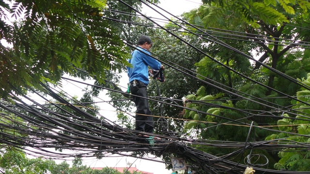 Theo quan sát của phóng viên, sự việc trên diễn ra vào lúc 16 giờ ngày 5/10, tại khu vực đầu ngõ 15, phố Phương Mai, thuộc địa bàn quận Hai Bà Trưng, Hà Nội.