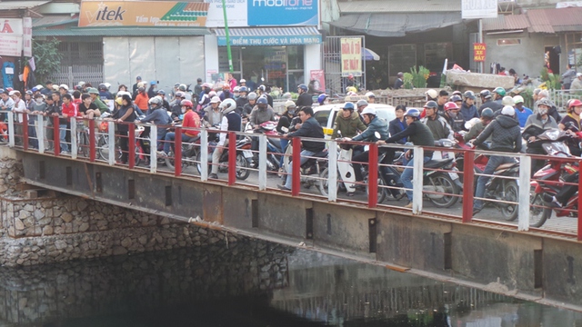 Sự việc được phát hiện vào giờ cao điểm nên rất nhiều người hiếu kỳ đứng lại xe, khiến cho tuyến đường Trương Định đi Giải Phóng bị ách tắc nhiều giờ.