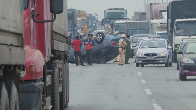 Đến 18 giờ cùng ngày, giao thông trên cầu Thanh Trì vẫn còn tắc nghẽn kéo dài hàng chục km.