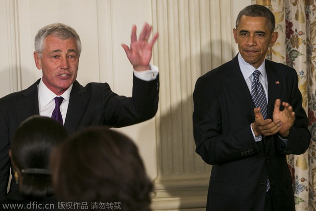 Bộ trưởng Quốc phòng Chuck Hagel (trái) và Tổng thống Obama trong cuộc họp báo tuyên bố từ chức của ông Hagel ngày 24/11. Ảnh: dfic.cn