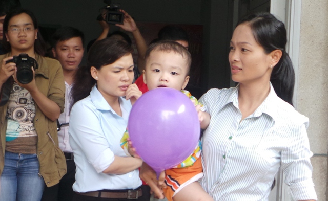 UBND phường 1, quận 8 đã hoàn tất hồ sơ, chuẩn bị bàn giao cháu bé bị bỏ rơi trên taxi (hay còn gọi cháu Huy) cho Trung tâm bảo trợ xạ hội vì không có người đến nhận.