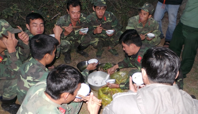 Bữa cơm giản dị chỉ có cá kho và rau luộc nhưng mọi người vẫn cố gắng ăn để sức để tiếp tục vào hầm